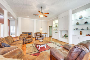 The Loft - Historic Dtwn Hondo Apt with Balcony